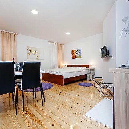 La Svalba Rooms & Studios โรวีน ภายนอก รูปภาพ