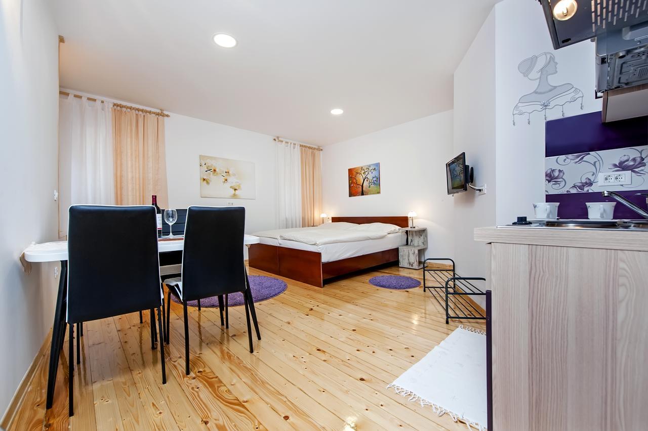 La Svalba Rooms & Studios โรวีน ภายนอก รูปภาพ