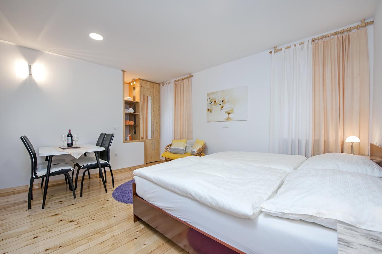 La Svalba Rooms & Studios โรวีน ภายนอก รูปภาพ
