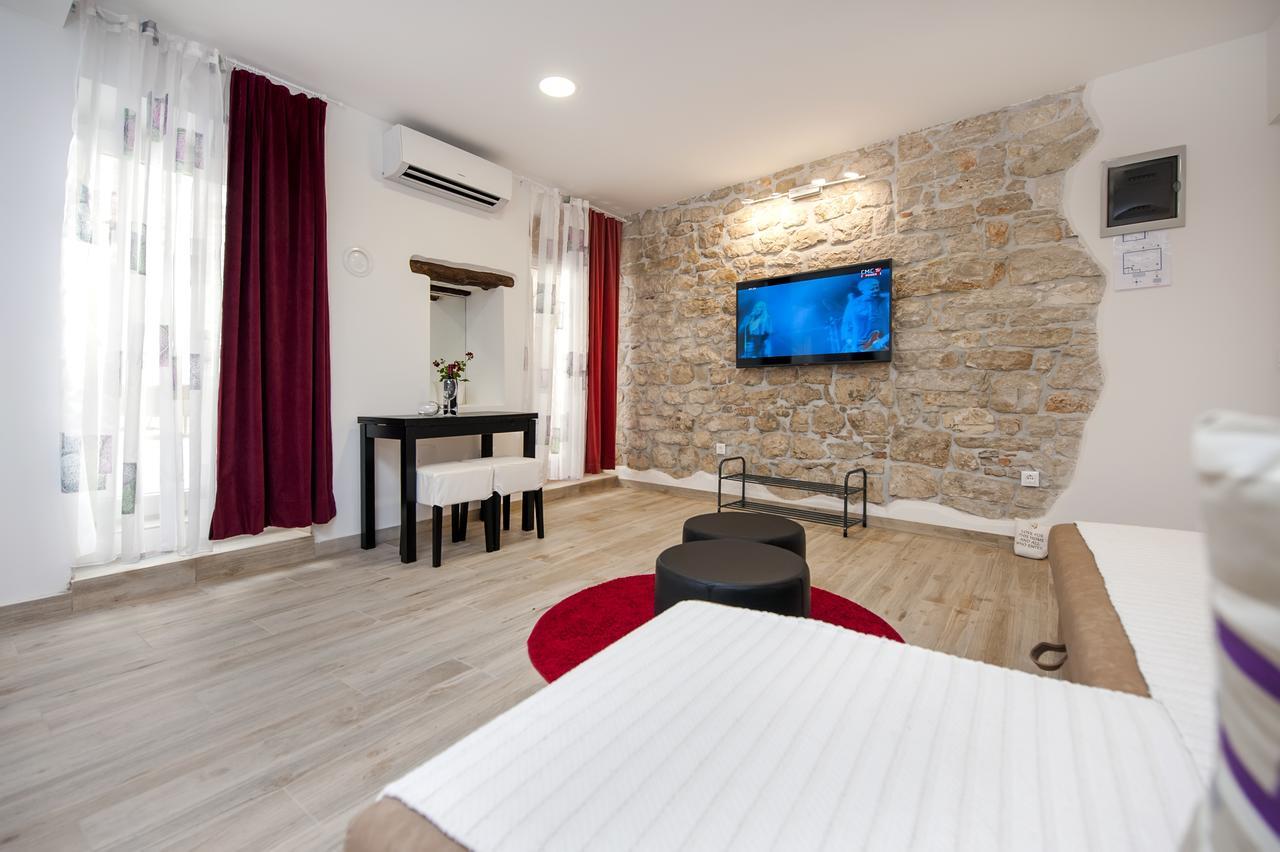La Svalba Rooms & Studios โรวีน ภายนอก รูปภาพ
