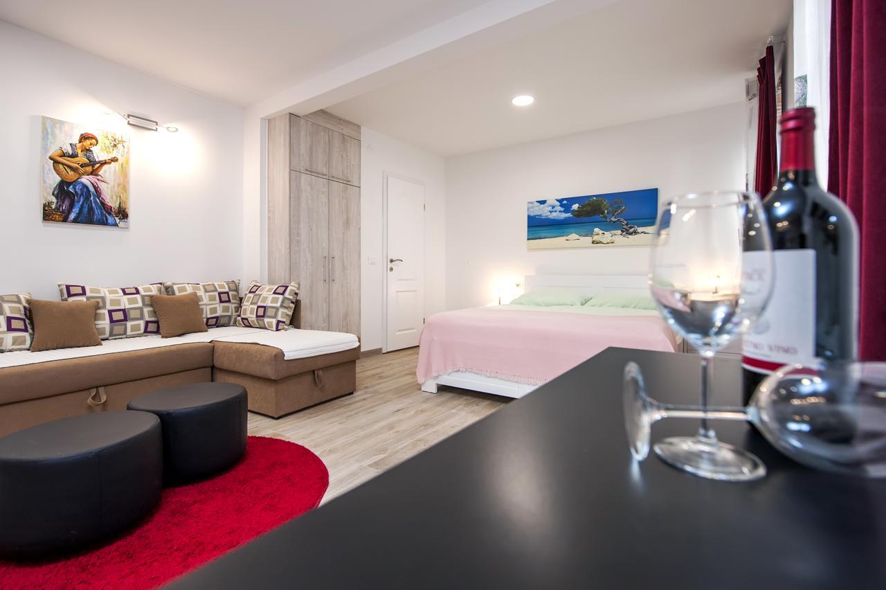 La Svalba Rooms & Studios โรวีน ภายนอก รูปภาพ