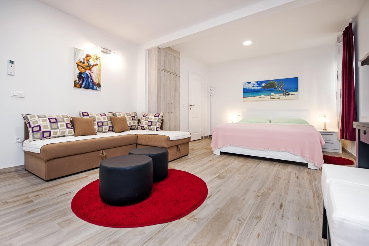 La Svalba Rooms & Studios โรวีน ภายนอก รูปภาพ