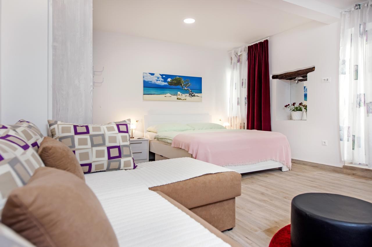La Svalba Rooms & Studios โรวีน ภายนอก รูปภาพ