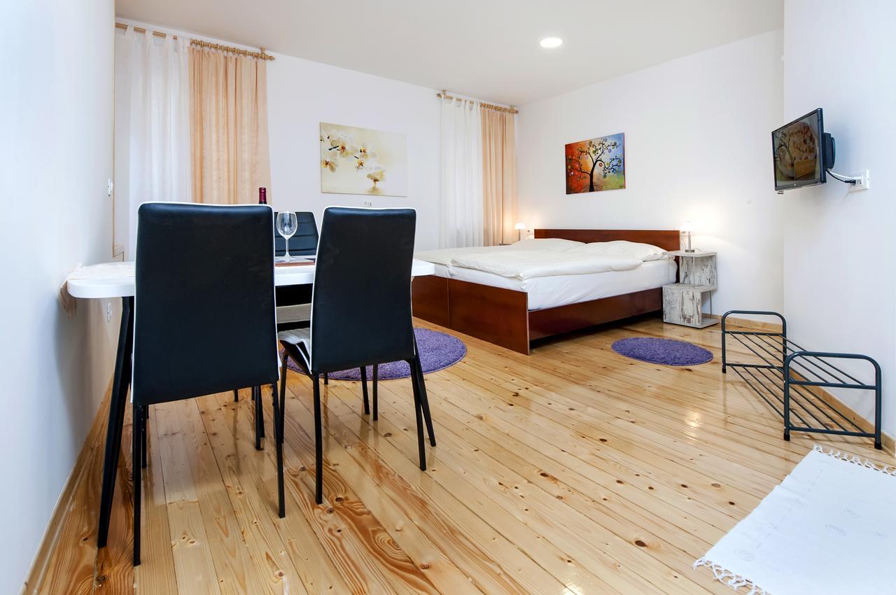 La Svalba Rooms & Studios โรวีน ภายนอก รูปภาพ