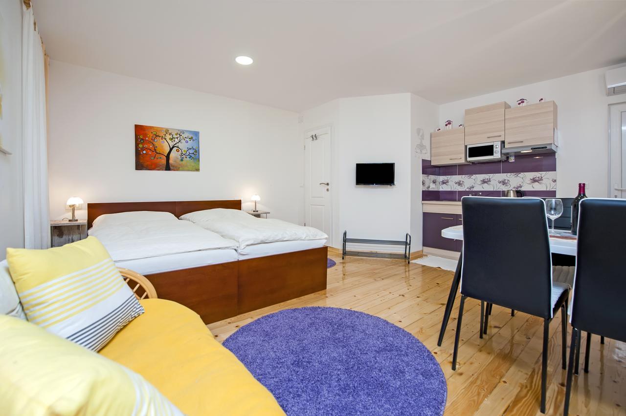 La Svalba Rooms & Studios โรวีน ภายนอก รูปภาพ