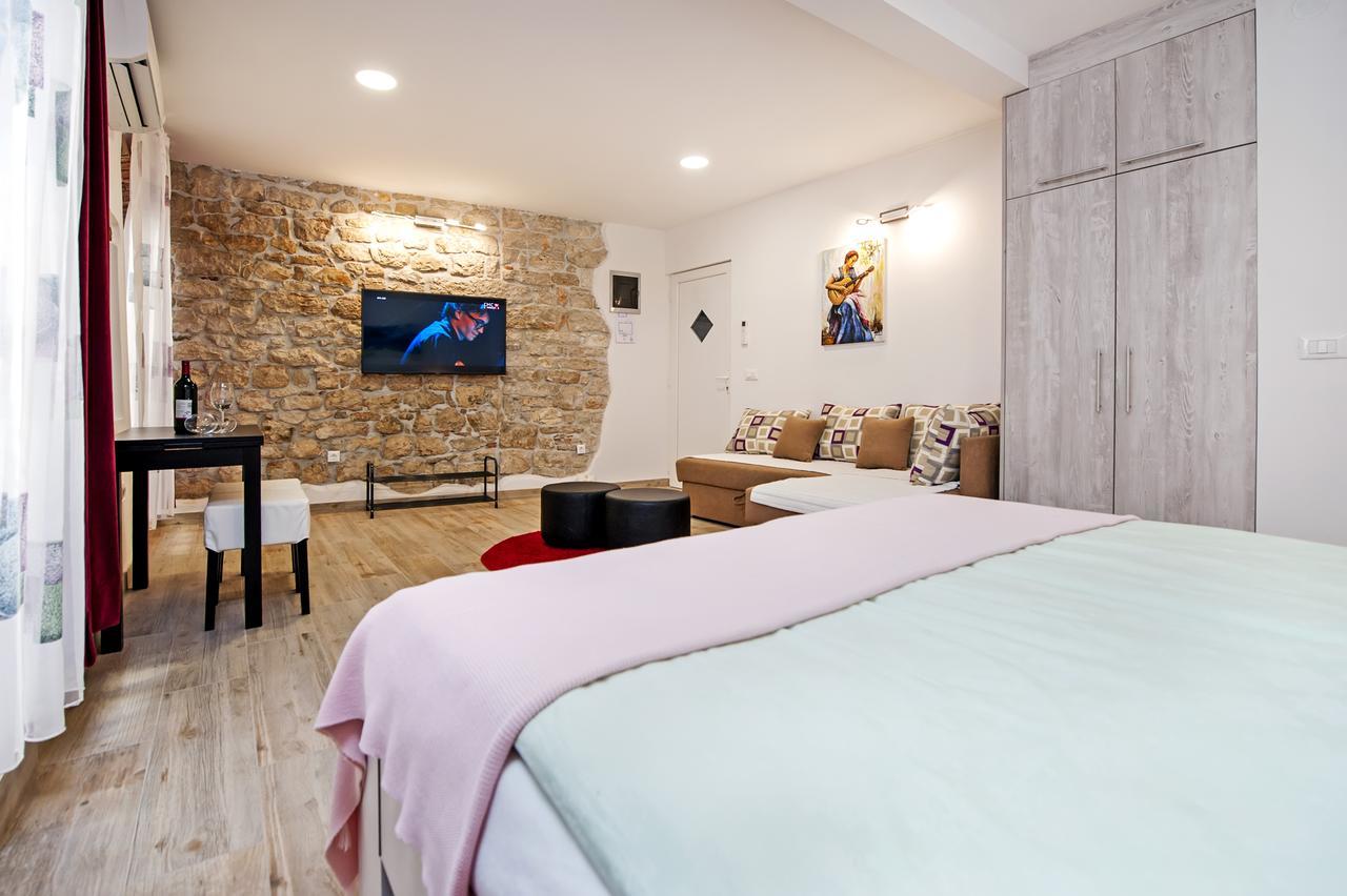 La Svalba Rooms & Studios โรวีน ภายนอก รูปภาพ