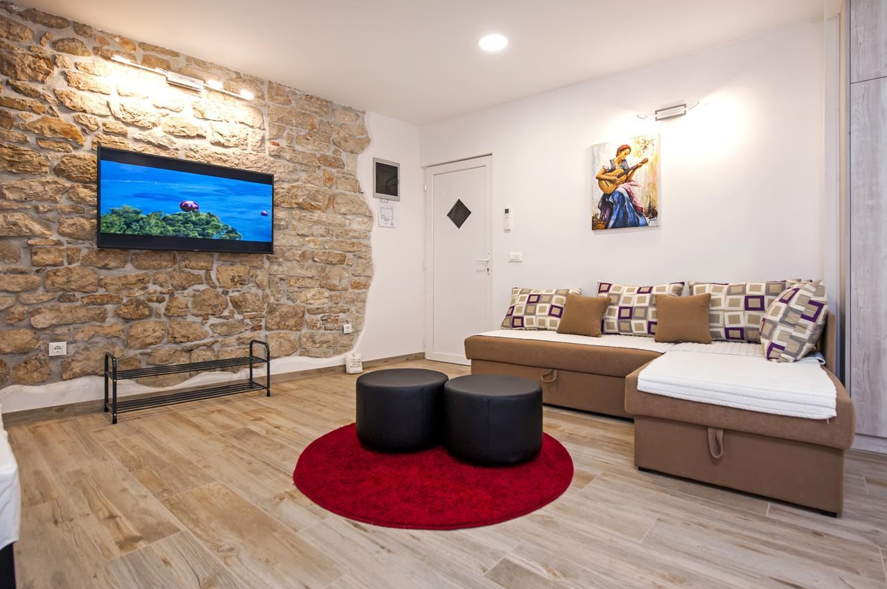 La Svalba Rooms & Studios โรวีน ภายนอก รูปภาพ